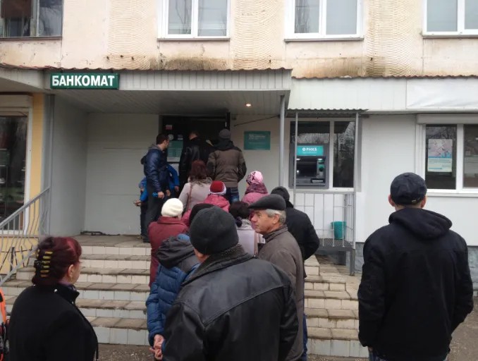 Дали электричество — и к банкомату в Армянске выстроилась очередь. Фото: Иван Жилин
