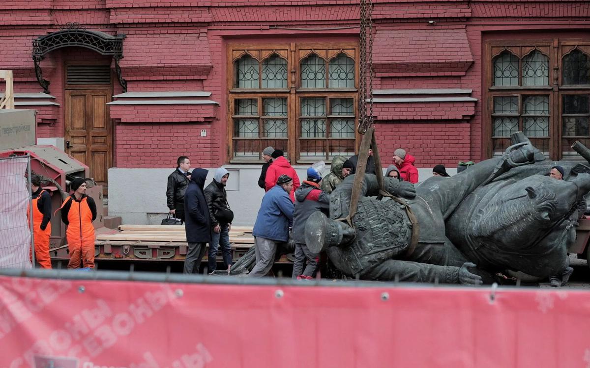 Снесли памятник Жукову. Фото дня