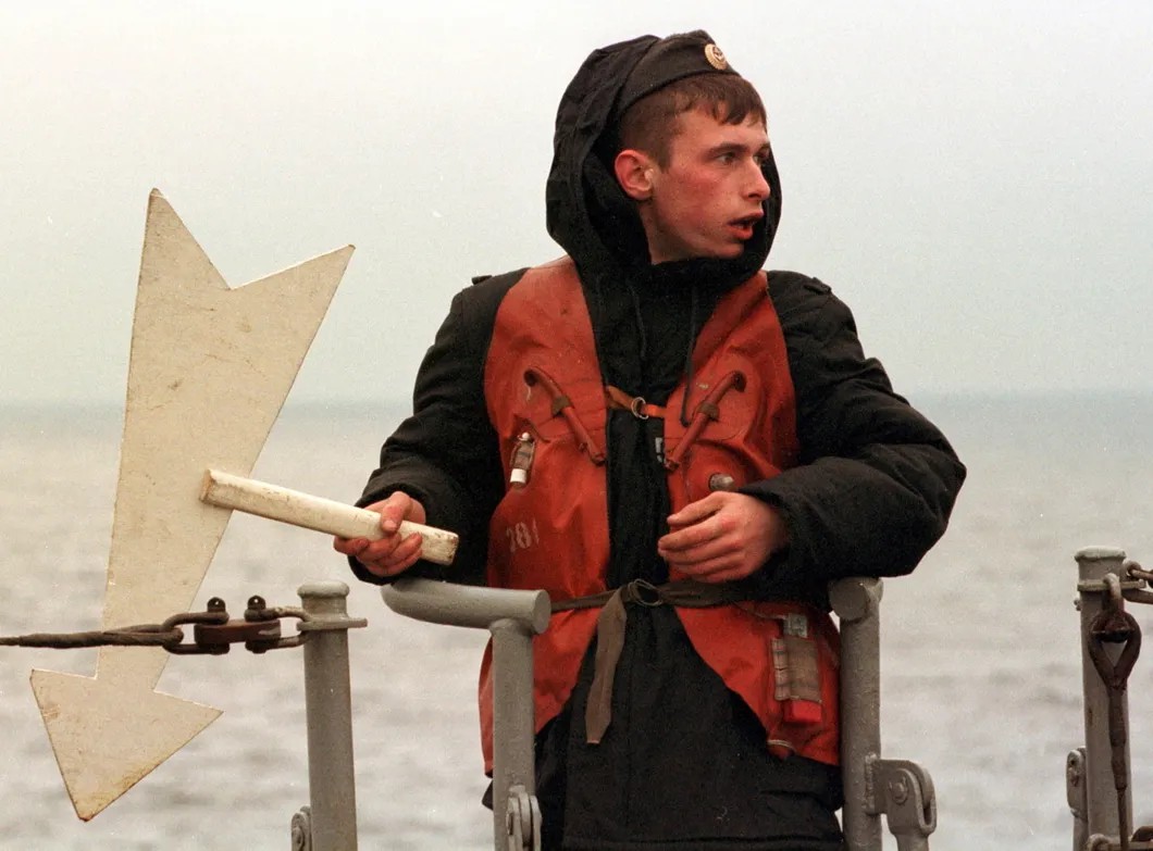 Российский моряк со знаком в районе затопления АПЛ «Курск» в Баренцевом море. Октябрь 2000 года. Фото: Reuters
