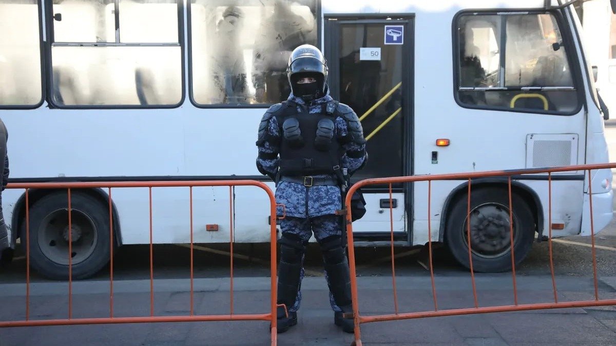 Вне зоны митинга