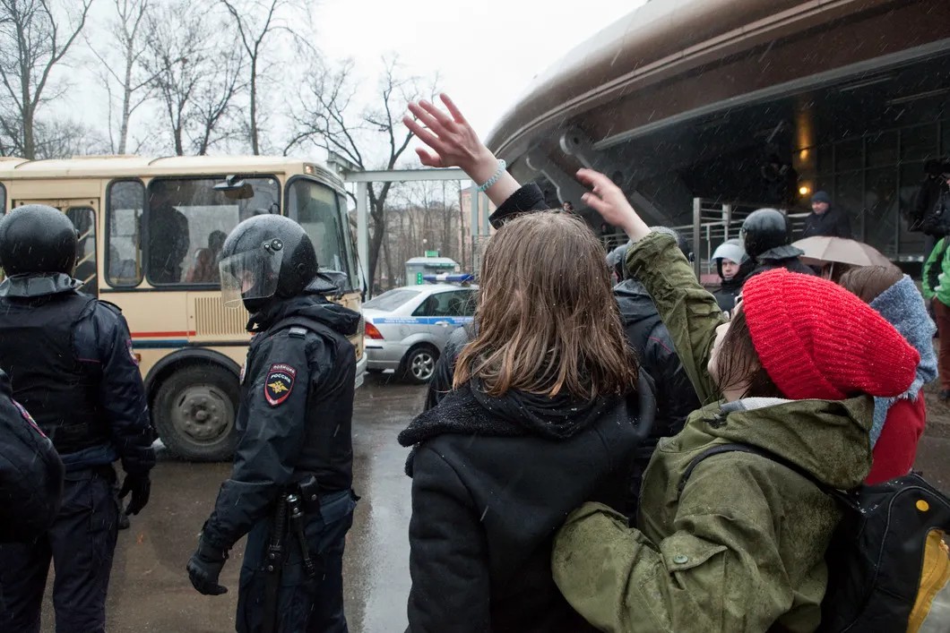 Прощание с задержанными полицией. Фото: Елена Лукьянова / «Новая газета в Петербурге»