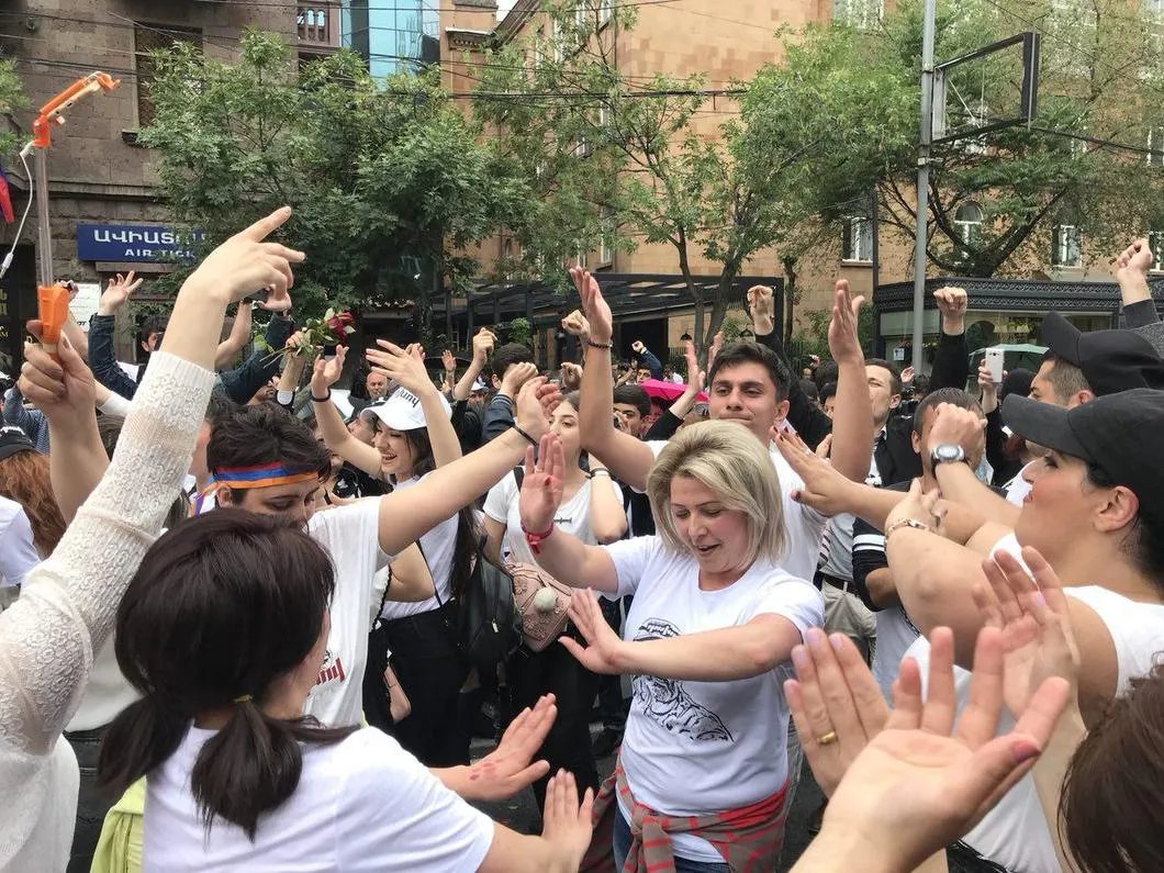Люди танцуют в центре Еревана в честь победы Пашиняна. Фото: Екатерина Фомина / «Новая газета»