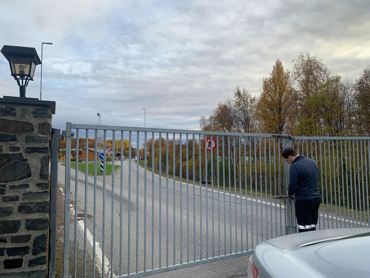 Норвежский полицейский закрывает ворота на границе — КПП работает до 16 часов. Фото: Татьяна Брицкая / «Новая газета»