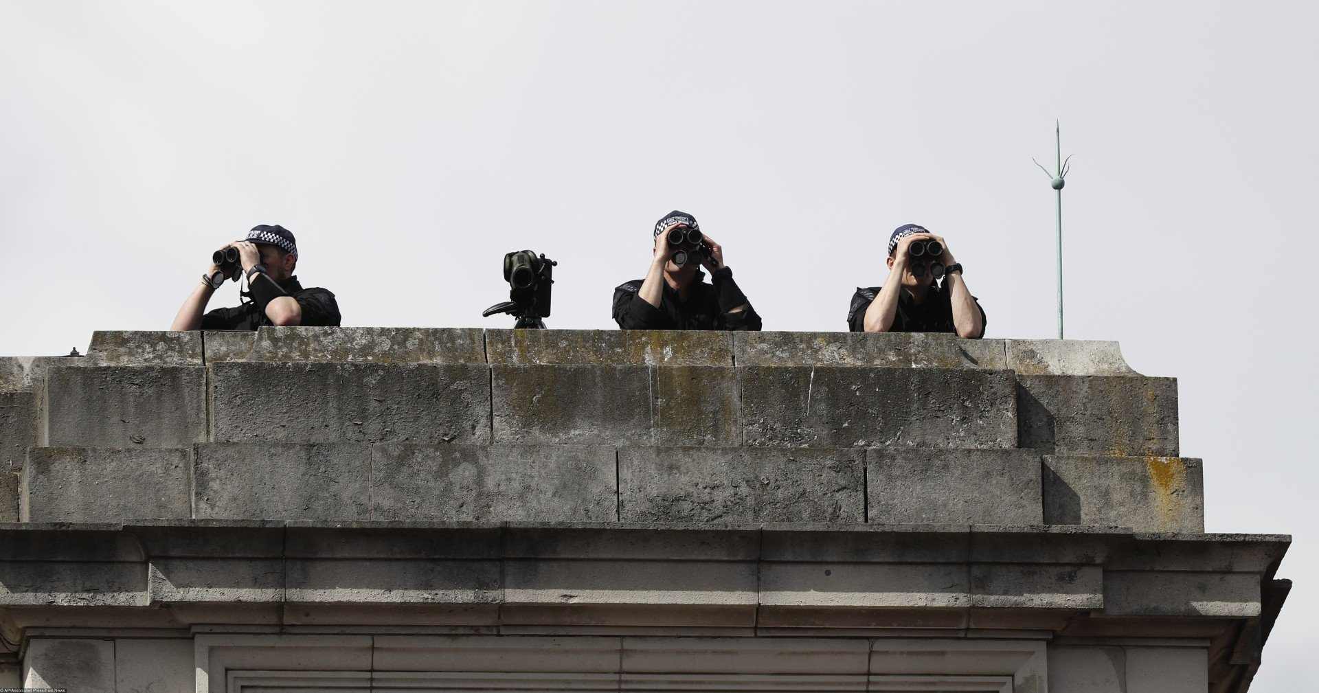 Полиция на крыше Букингемского дворца. Фото: EastNews