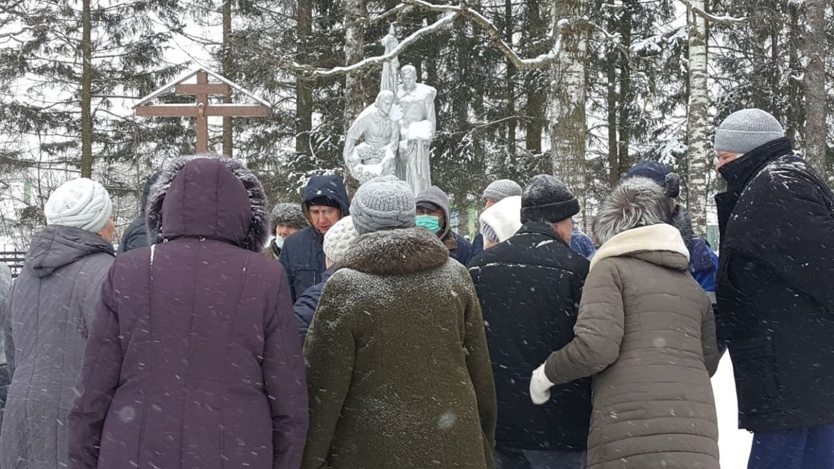 Жители Даниловского у братской могилы солдат, воевавших за деревню. Фото: Кристина Кондрашкова, для «Новой газеты»