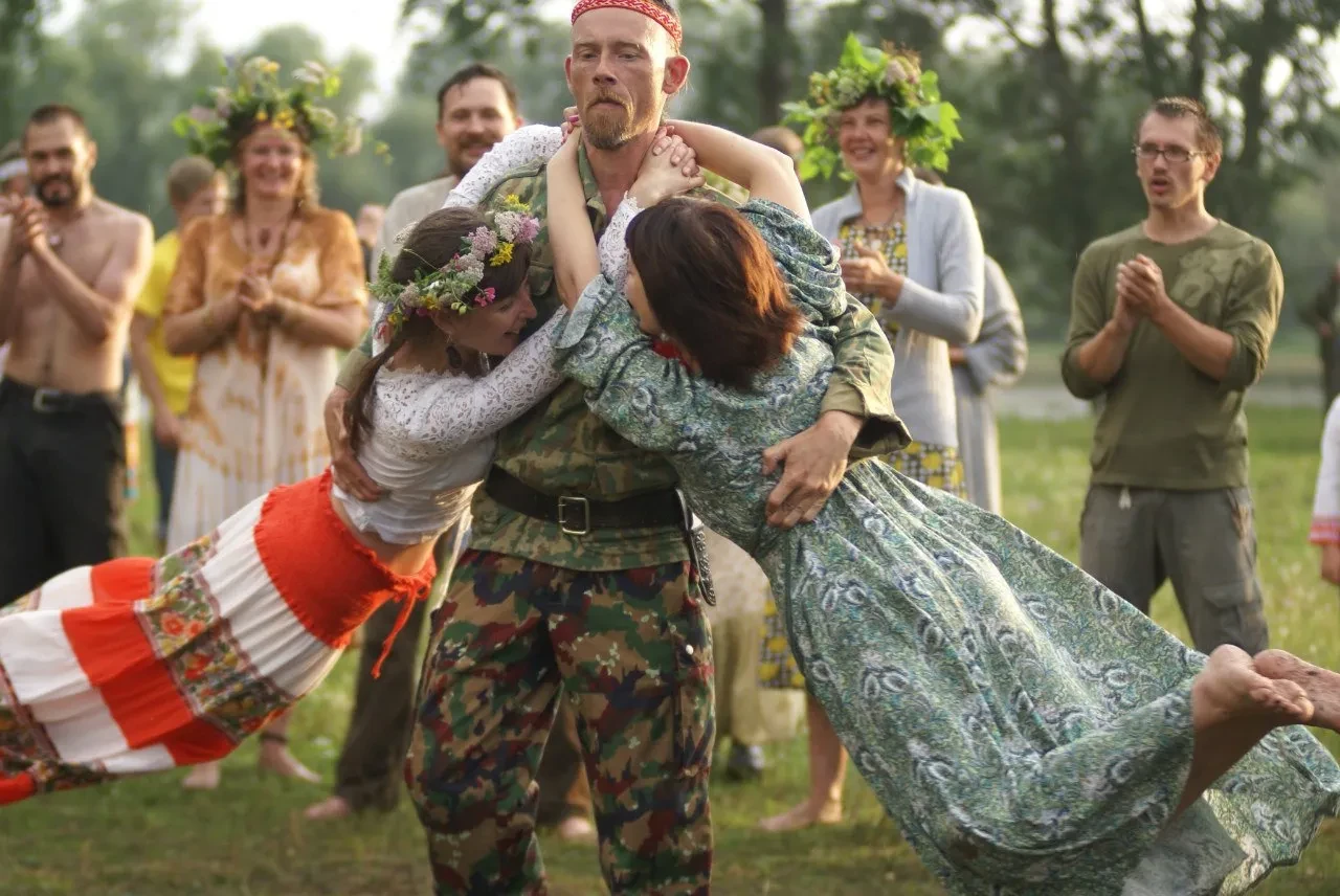 Әйел дилдомен мастурбация жасайды