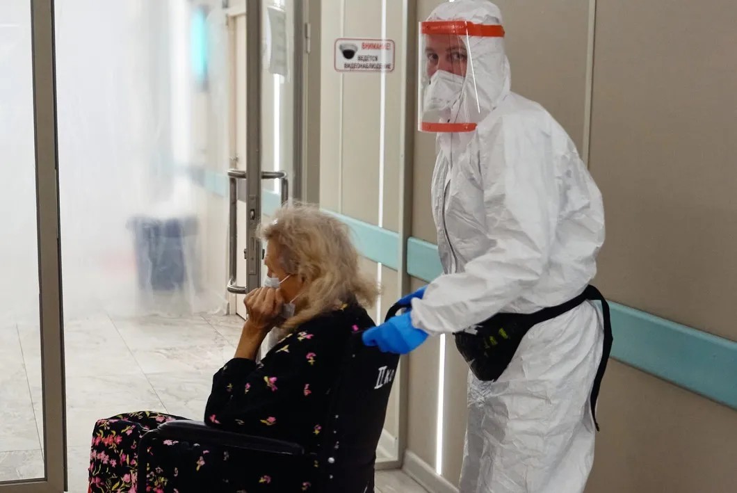 Врач и пациент в больнице Святого Георгия в Санкт-Петербурге. Фото: РИА Новости