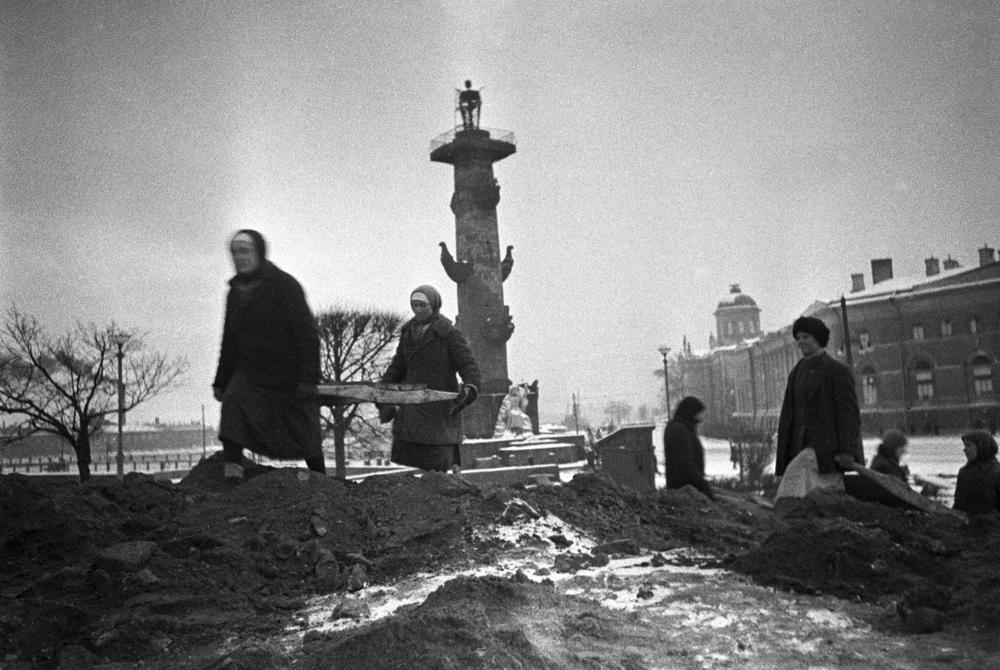Строительство оборонительных сооружений на стрелке Васильевского острова в Ленинграде, 1942 год. Фото: РИА Новости