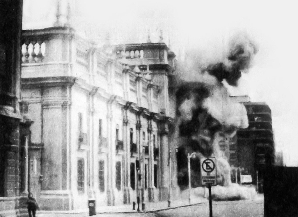 Бомбардировка президентского дворца Ла Монеда во время военного переворота в Чили. Фото: википедия