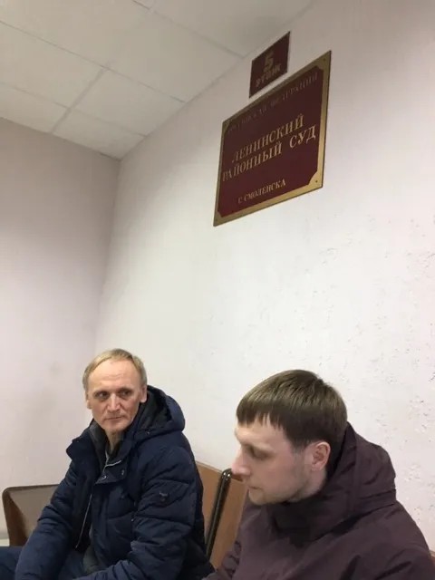 Евгений Игнатов с отцом в Ленинском суде Смоленска. Фото предоставлено героем публикации