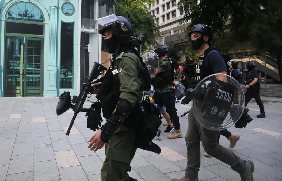 Гонконгская полиция приступает к разгону акции протеста. Фото: EPA-EFE