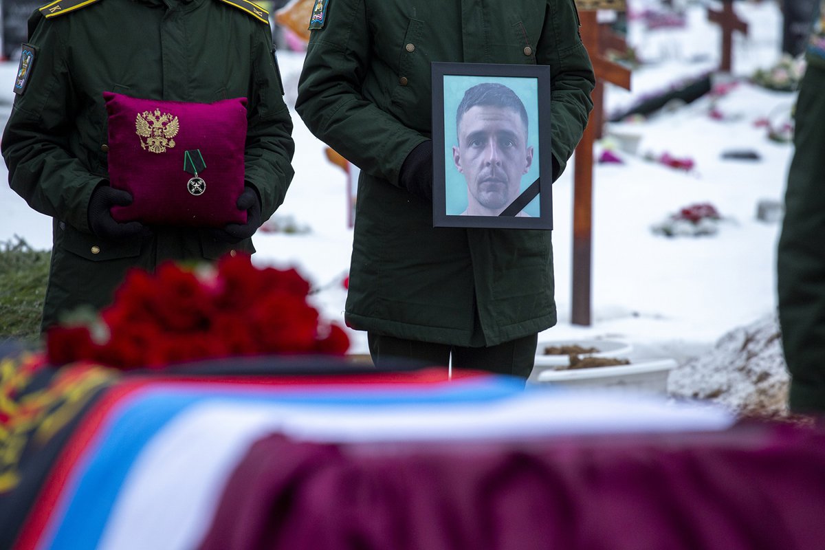 Похороны Дмитрия Меньшикова. Фото: Алексей Душутин / «Новая газета»