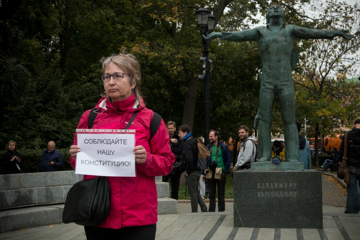 Елена Русакова на пикете в центре Москвы. Фото: Светлана Виданова / «Новая газета»