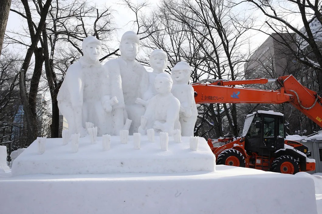Скульптура рабочих. Фото: Анна Артемьева / «Новая газета»