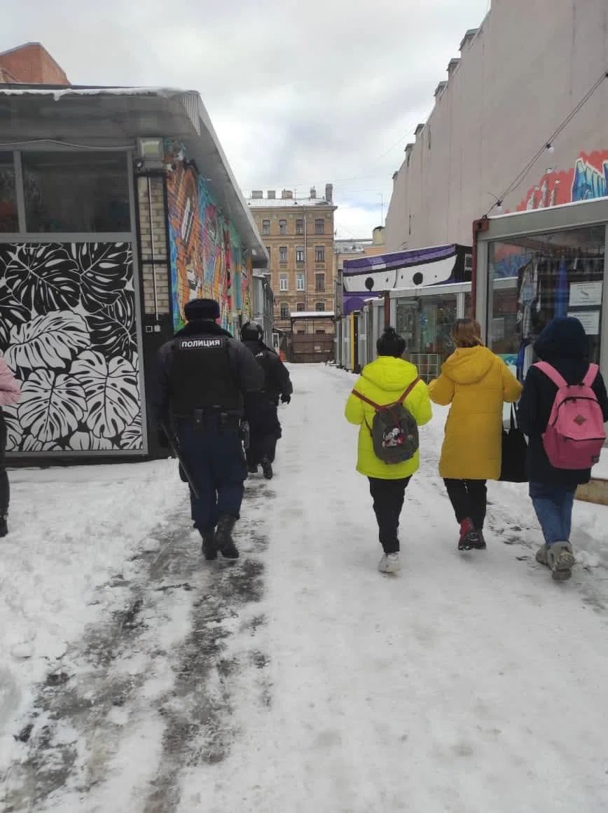 Это провокация, но с какой целью — неясно». На аниме-вечеринке в Петербурге  полиция задержала группу подростков по обвинению в «пропаганде ЛГБТ» —  Новая газета