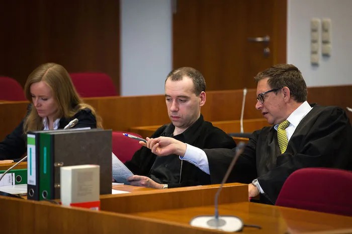 Сергей Максимов (в центре) и его адвокат Ханс-Карл Кассель. Фото: Рустем Адагамов, @drugoi