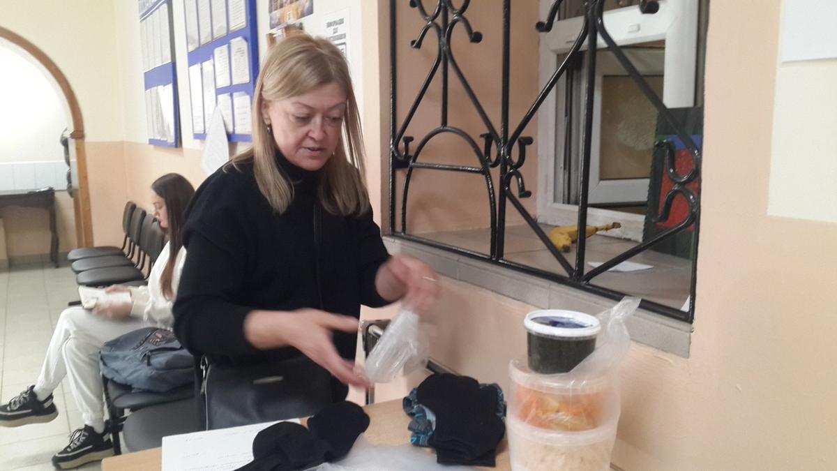 Анна Уварова оформляет передачу Никите в СИЗО Красноярска. Фото: Алексей Тарасов / «Новая газета»