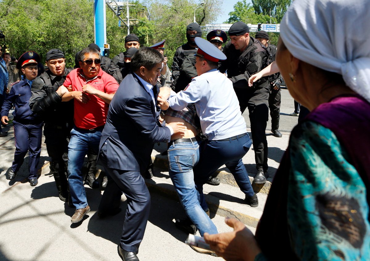 Протесты в Алматы 21 мая 2016 года. Фото: REUTERS