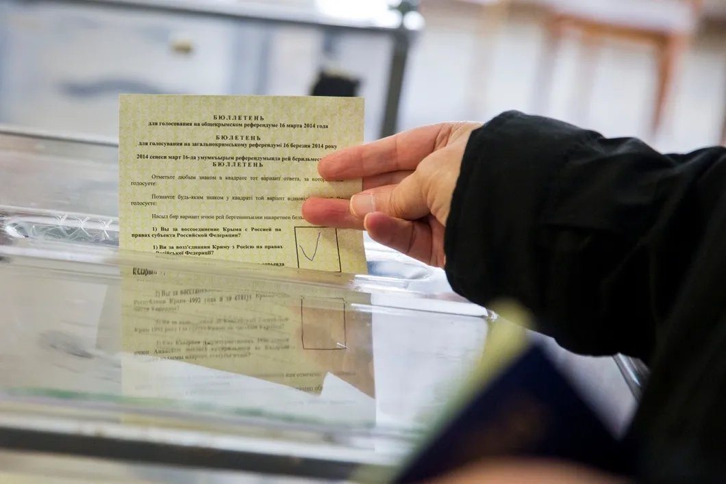 Бюллетень на референдуме в Крыму. Фото: Евгений Фельдман / «Новая газета»
