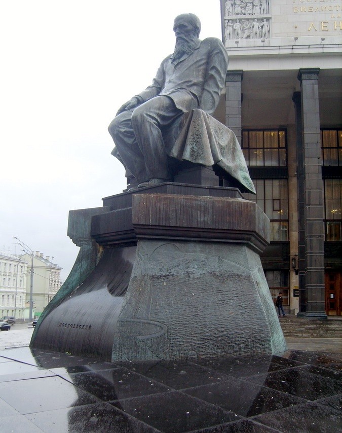 Памятник Федору Достоевскому в Москве. Фото: vv / shukach.com