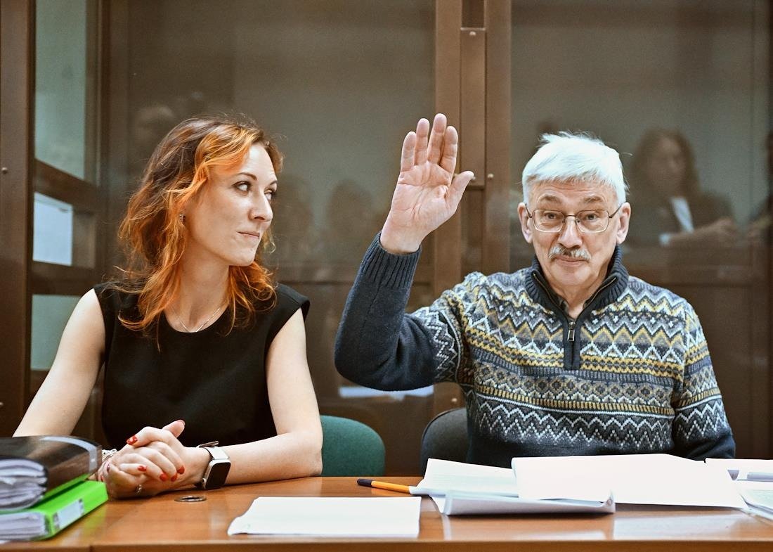 Олег Орлов* и адвокат Катерина Тертухина во время заседания суда. Фото: Иван Водопьянов / Коммерсантъ