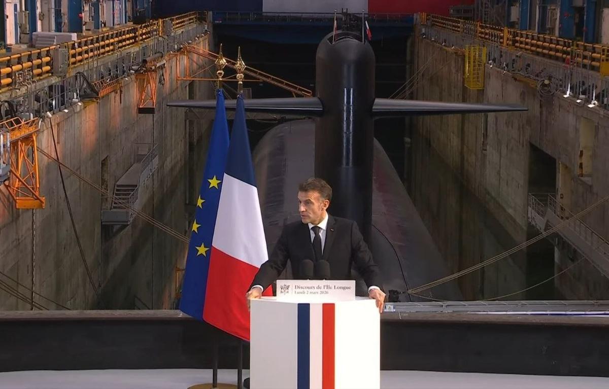 Эмманюэль Макрон выступает на фоне атомной подводной лодки-ракетоносца Le Téméraire. Скриншот