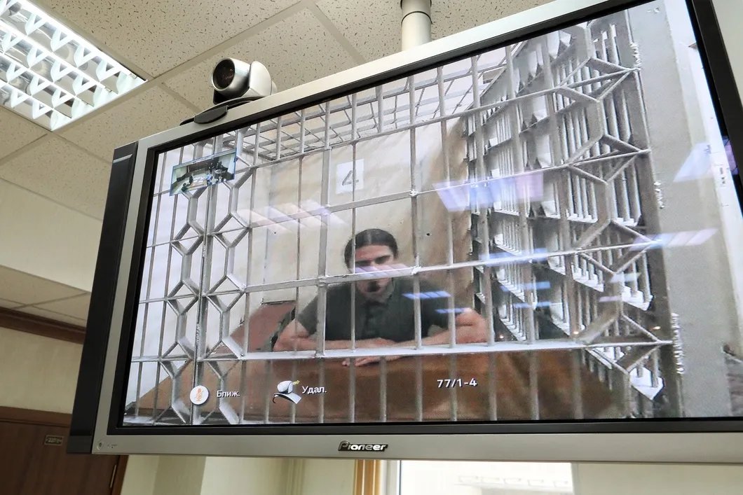 Подкопаев по видеотрансляции на заседании в Мосгорсуде. Фото: Влад Докшин / «Новая газета»