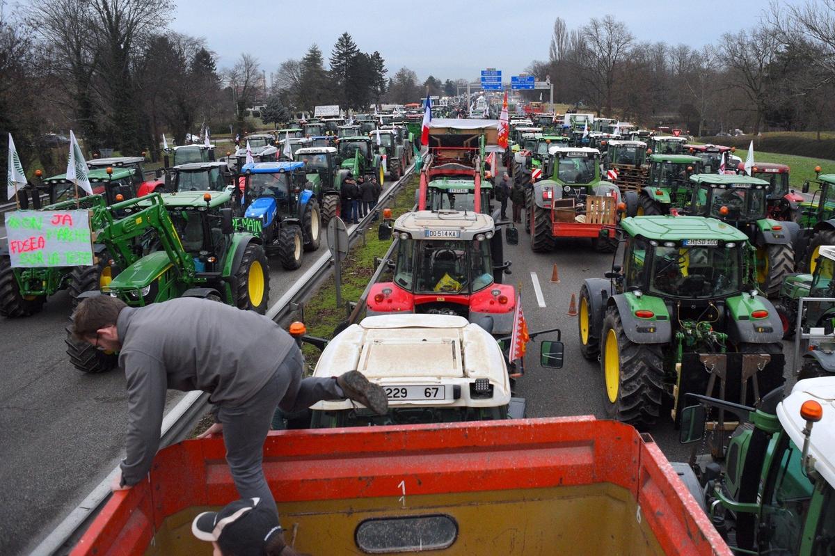 Около 12 000 фермеров на 6 тысячах тракторов частично или полностью заблокировали дороги в разных точках страны, но в основном — на подступах к Парижу. Фото: Roses Nicolas / ABACA