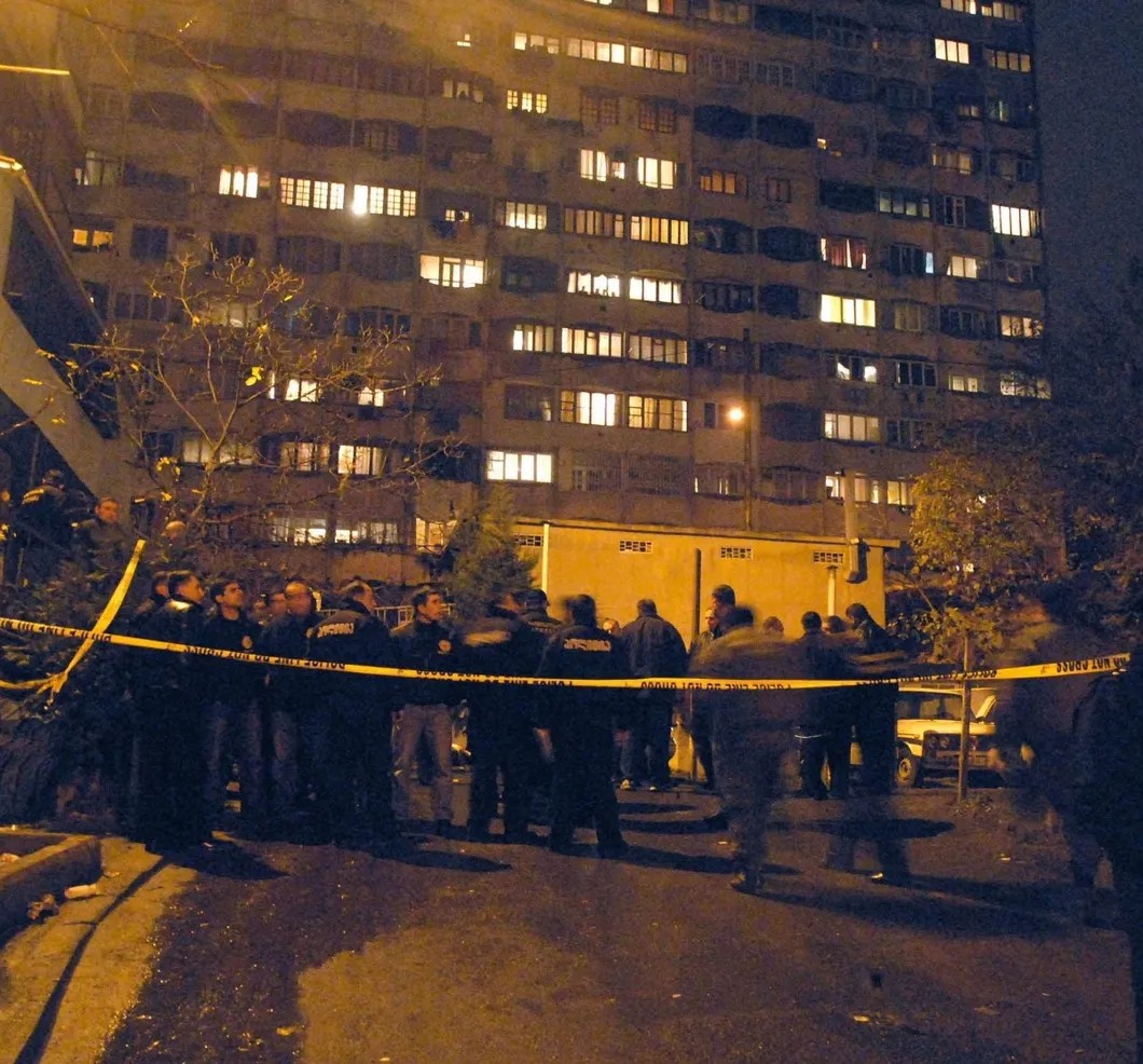 Полицейское оцепление в одом из дворов Тбилиси. Фото: РИА Новости