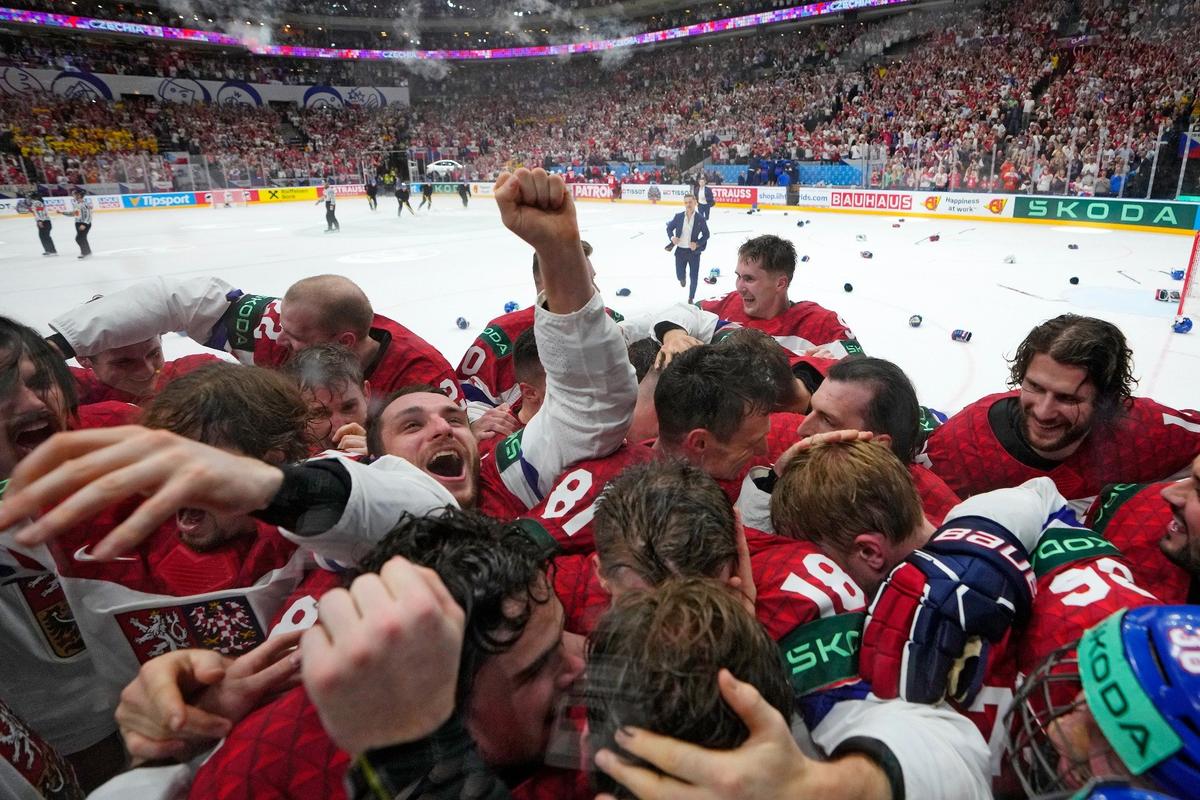 Чемпионат мира по хоккею, финал: Собрная Чехии празднует победу над Швейцарией. Фото: AP / TASS
