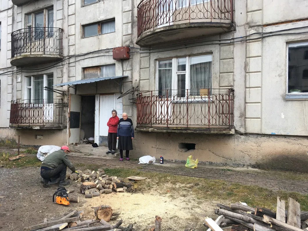 Заготовка дров во дворе недостроенного, но заселенного дома. Фото: Ирина Тумакова / «Новая газета»