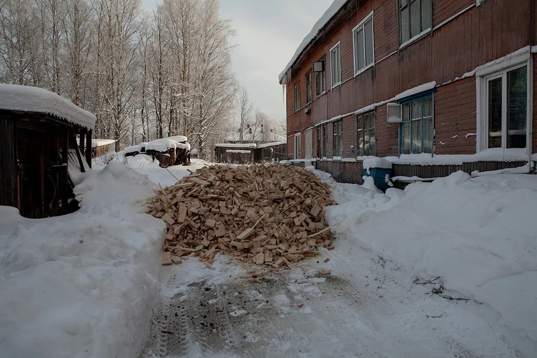 Склад дров на улице в Котласе, Архангельская область. Фото: Анна Шулятьева / специально для «Новой»