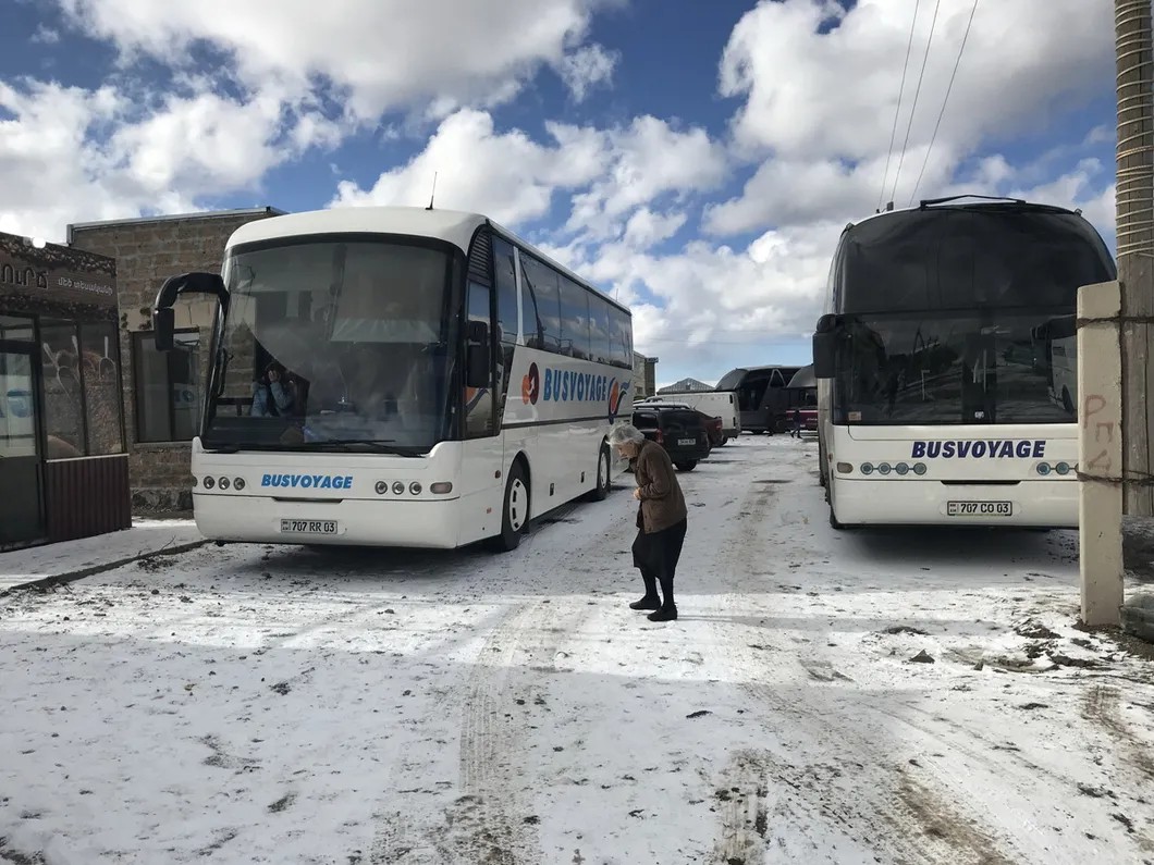 Остановка на полпути, автобусы ждут, когда в горах почистят снег. Фото: Ирина Тумакова / «Новая газета»