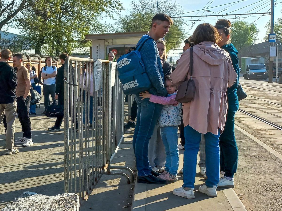 Родственники прощаются с призывником у сборного пункта. Фото: Светлана Виданова /«Новая газета»