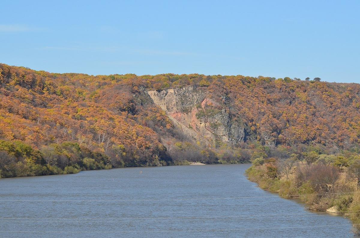 Барановский вулкан. Вид с автомобильного моста через реку Раздольная. Фото из архива викимедии