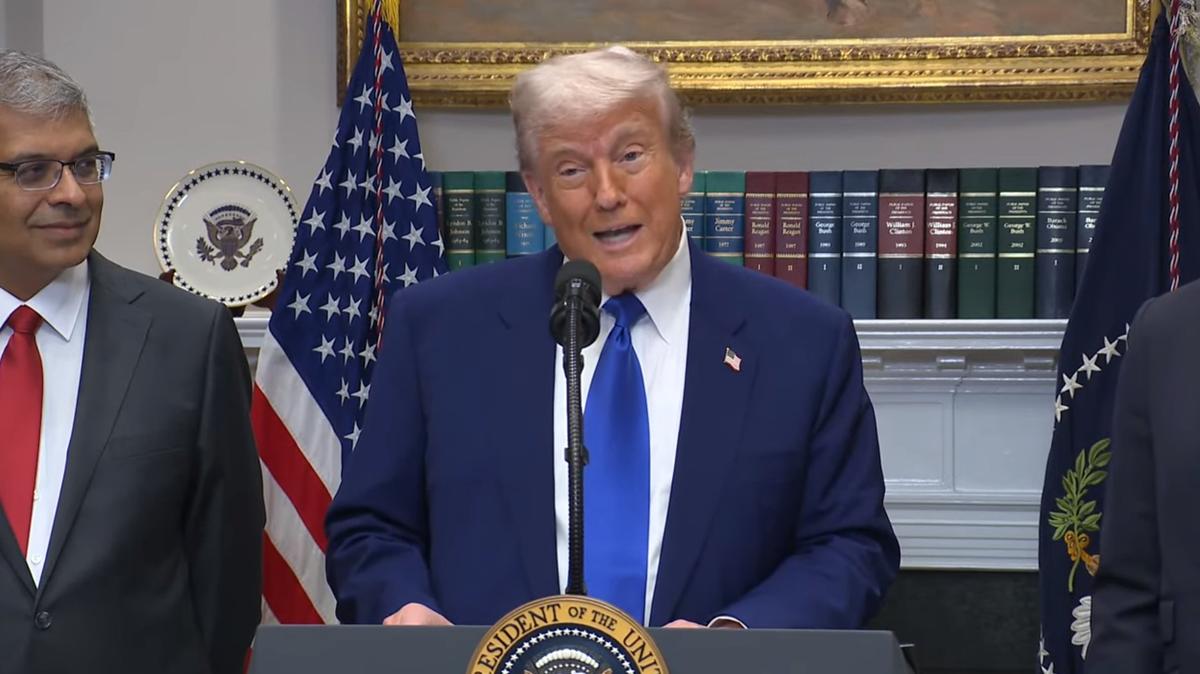 Дональд Трамп выступает перед журналистами в Вашингтоне. Скриншот из трансляции