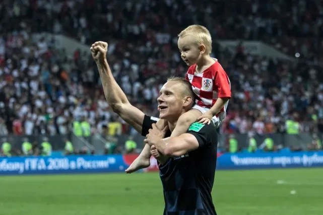 Вида с сыном празднуют выход в финал. Фото: Влад Докшин / «Новая газета»