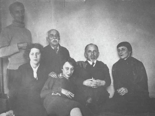 Справа налево: Анна Ахматова, Осип и Надежда Мандельштам