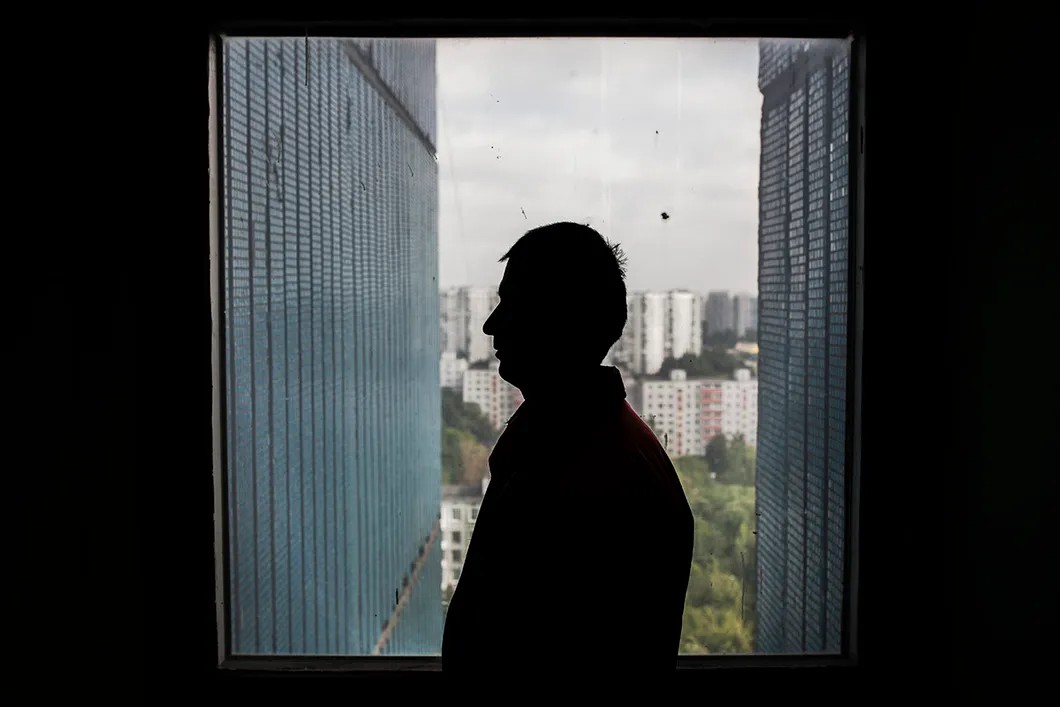 Мухиддин на 19-м этаже. Жители дома называют его Мишей. Фото: Влад Докшин / «Новая»