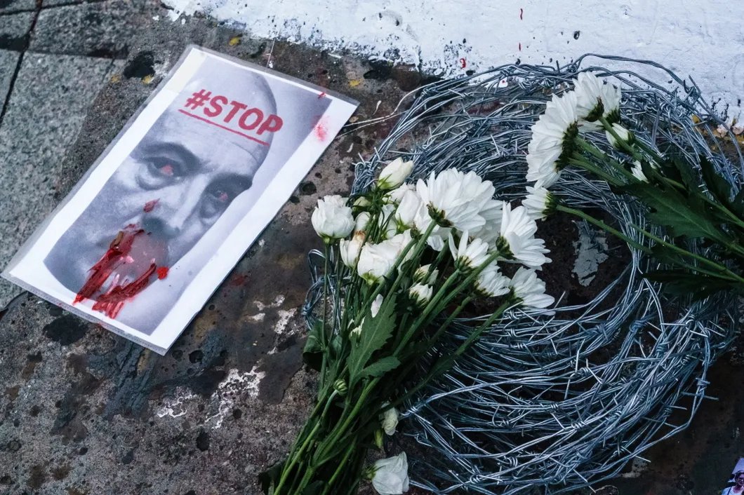 После массовых избиений протестующих в Минске у посольств Беларуси появились такие инсталляции. На фото: на акции в Берлине. Фото: EPA