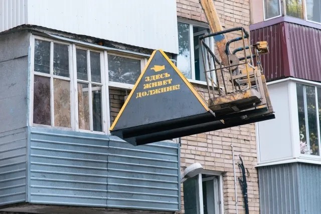 Самарские коммунальщики решили установать у окон должников специальные пирамиды. Фото: Альберт Дзень / ТАСС