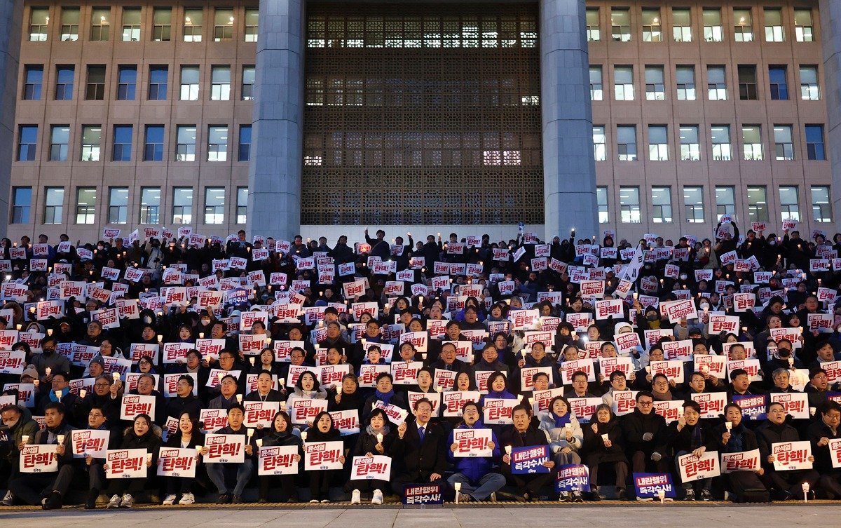 Члены главной оппозиционной Демократической партии Южной Кореи проводят митинг против президента Юн Сок Ёля в Национальной ассамблее. Фото: AP / TASS