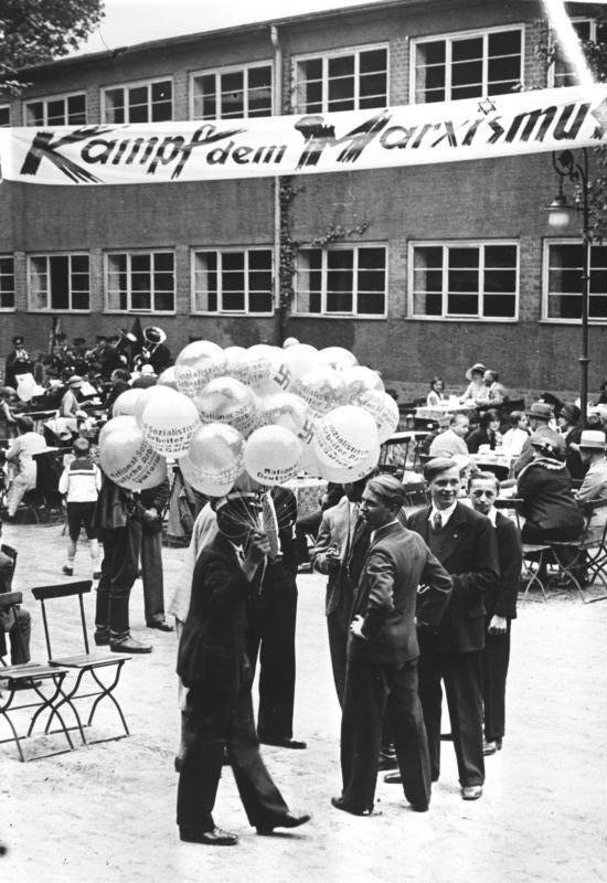 Предвыборная кампания НСДАП. Баннер «Борьба против марксизма». 1932 год. Фото: Федеральный архив Германии
