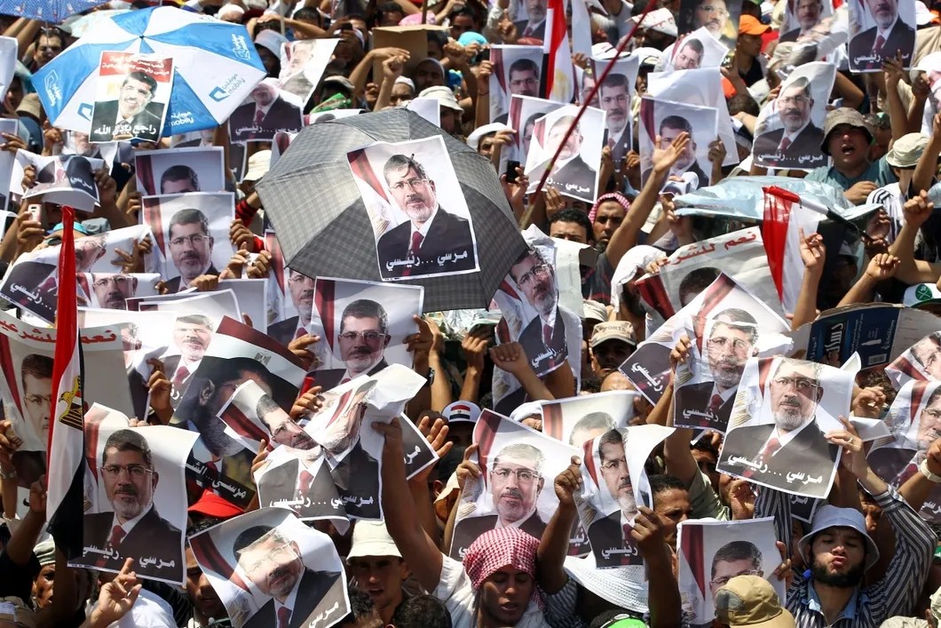 Протестующие поддерживают приговоренного к пожизненному заключению Мухаммеда Мурси. Фото: ЕРА