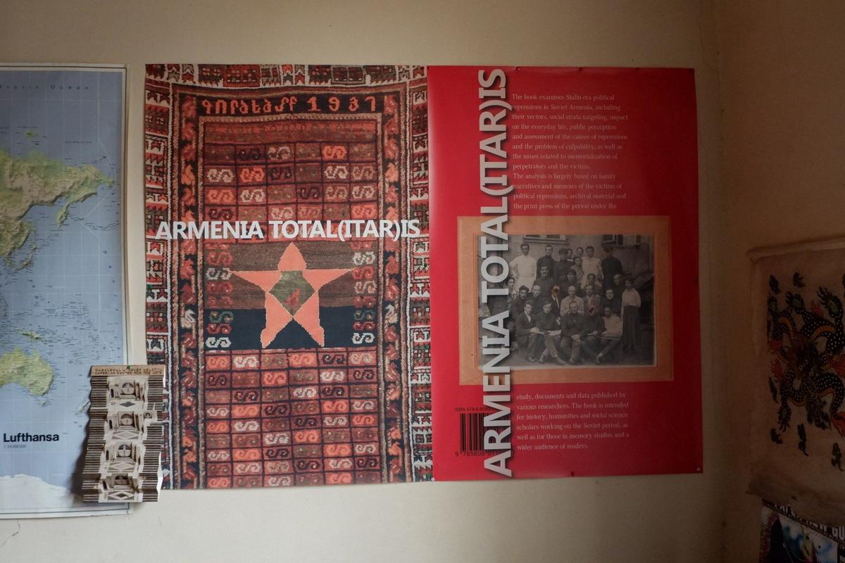 Этот плакат висит в кабинете Гаяне Шагоян. Фото: Андрей Новашов