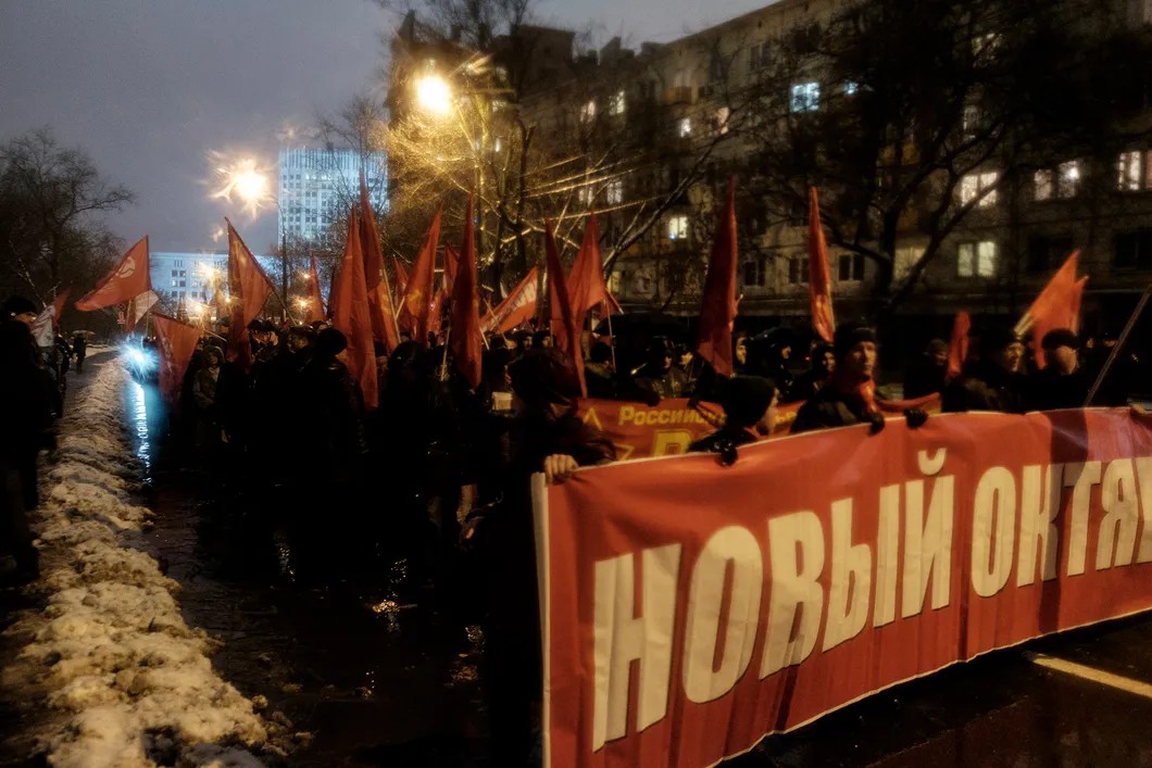 Во время «Красного марша» левых сил, посвященного 99-ой годовщине Октябрьской революции в Москве. Фото: Антон Карлинер/SCHSCHI — специально для «Новой газеты»