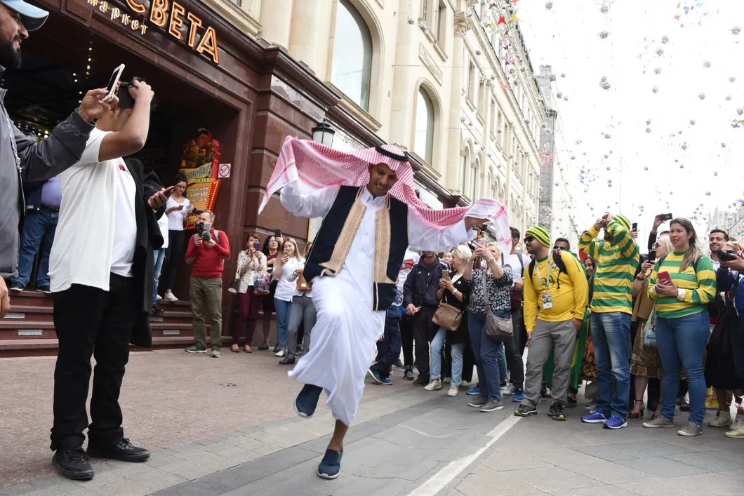 Болельщики Саудовской Аравии празднуют открытие на Никольской улице. Фото: Виктория Одиссонова / «Новая газета»