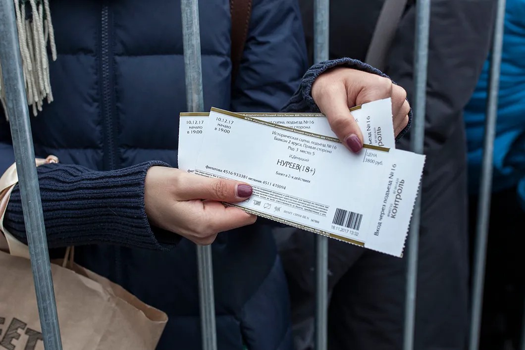 Некоторые выкупали билеты на «Нуреева» у уже отстоявших очередь. Фото: Влад Докшин / «Новая газета»