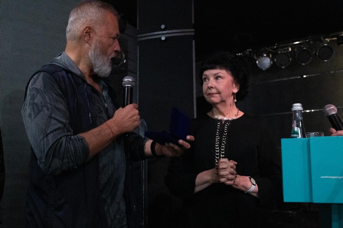 Дмитрий Муратов* вручает премию «Камертон» маме журналистки Ирины Панкратовой Ларисе Юрьевне. Фото: Светлана Виданова / «Новая газета»