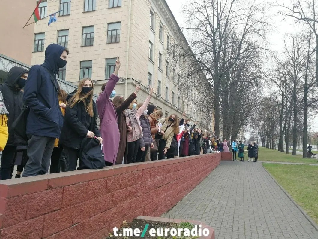 Студенческая акция солидарности в память об убитом Романе Бондаренко. Люди выходили в разных городах Беларуси. Фото: «Еврорадио»
